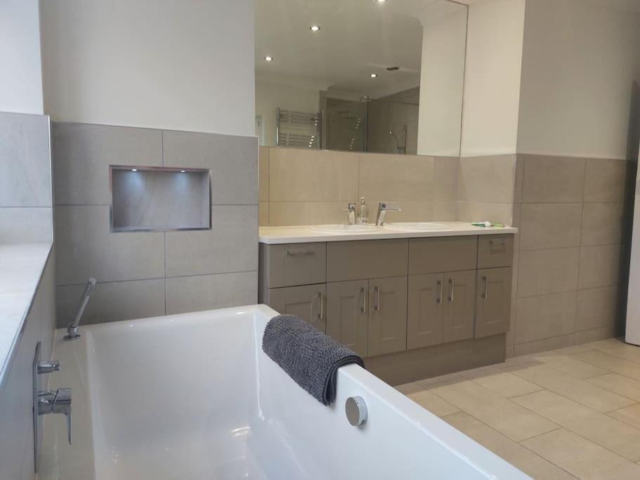 Beach House, With Bbq Lodge And Hot Tub! Bournemouth Ngoại thất bức ảnh