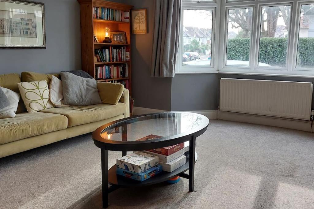 Beach House, With Bbq Lodge And Hot Tub! Bournemouth Ngoại thất bức ảnh